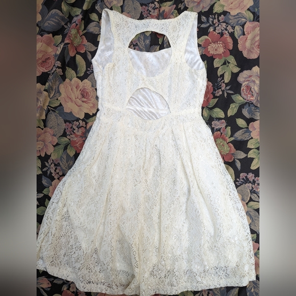 Lace dress - Picture 2 of 6